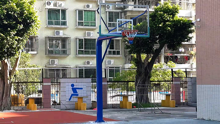 富力桃園小區(qū)固定籃球架的安裝 圓了群眾健身夢