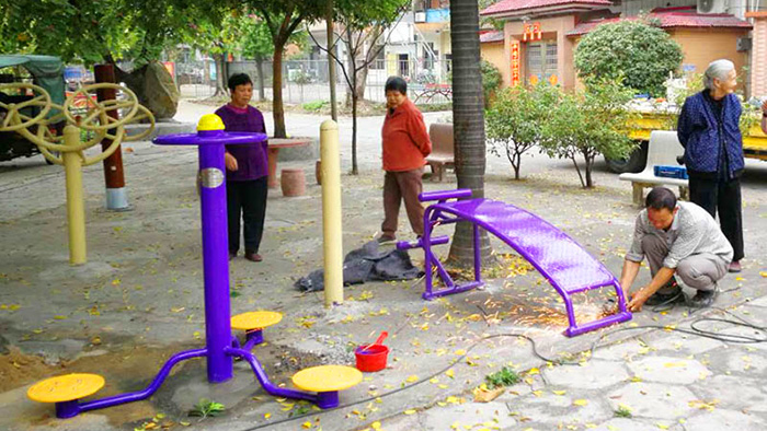 梅州嘉應(yīng)花園A區(qū)已安裝老人戶(hù)外健身器材，居民盡享健身樂(lè)趣