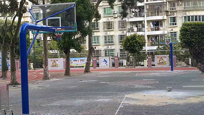 給力體育業(yè)務部同心協(xié)力為金鐘小學籃球架組裝出一份力